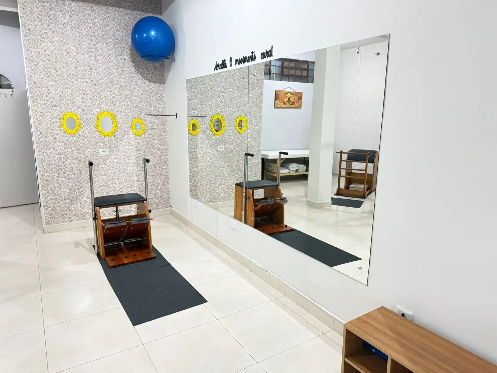 Estúdio de fisioterapia e pilates em Campo Mourão — sala com espelho